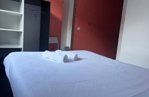 Python Duvernois Cama Y Desayuno | Résidence Internationale de Paris