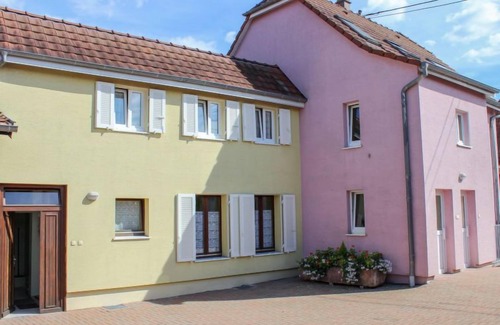 Marckolsheim Apartamento | Résidence jaune et rose by Interhome
