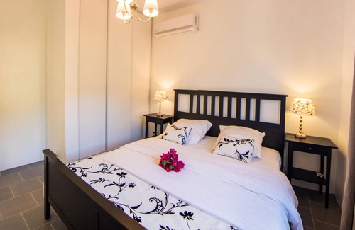 La Gaulette Apartamento | Hibiscus-Apartamento-Confortable-Baño con bañera-Vista a la laguna