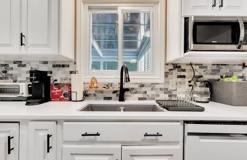 Trent Hills Casa | R&R Heaven See fall colorsnSunroom n Hottub