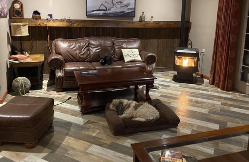 Cle Elum Casa | R & R Retreat - 2 houses, 1 trailer hook up. Bring your dogs & horses!