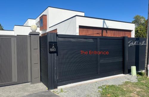 Hamilton Casa | Rabbits Home- Riverside, Separate courtyard, New 1-bedroom