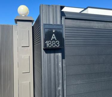 Hamilton Casa | Rabbits Home- Riverside, Separate courtyard, New 1-bedroom