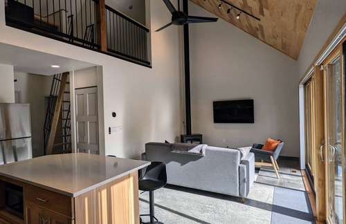 Wisconsin Dells Cabina | Raccoon Cabin @ Orange Tractor Retreat: a new, modern cabin on 40 private acres