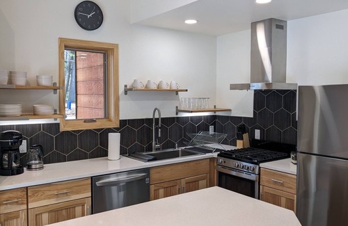Wisconsin Dells Cabina | Raccoon Cabin @ Orange Tractor Retreat: a new, modern cabin on 40 private acres
