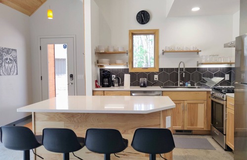 Wisconsin Dells Cabina | Raccoon Cabin @ Orange Tractor Retreat: a new, modern cabin on 40 private acres
