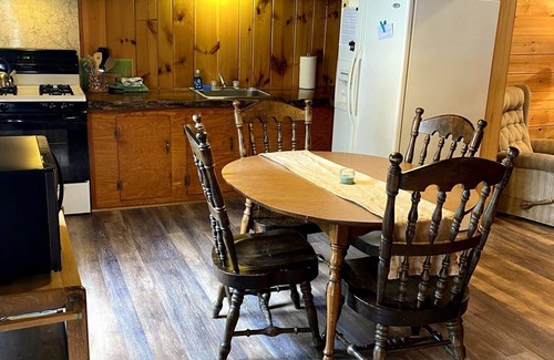 Chestertown Cabina | Raccoon Retreat, Cabaña Adirondack de 2 habitaciones y 1 baño, con capacidad para 6 personas