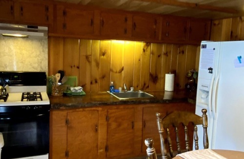 Chestertown Cabina | Raccoon Retreat, Cabaña Adirondack de 2 habitaciones y 1 baño, con capacidad para 6 personas