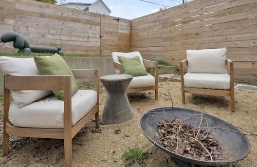Tyler Park Casa | Race Day Hideaway – Cozy Firepit & Outdoor Space!