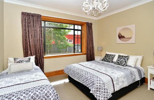 Christchurch Casa | Racecourse Villa - Classic 1935 Charm & Space