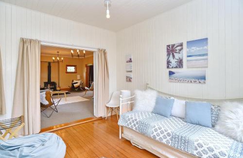Christchurch Casa | Racecourse Villa - Classic 1935 Charm & Space