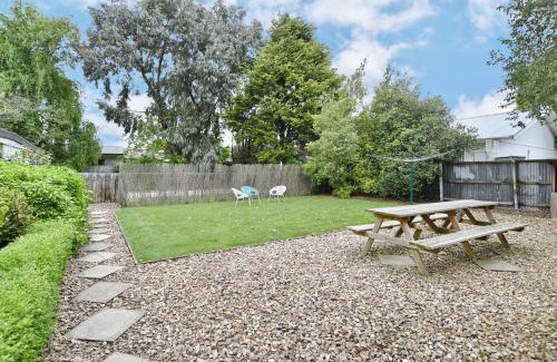Christchurch Casa | Racecourse Villa - Classic 1935 Charm & Space