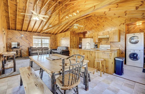 West Columbia Cabina | Racine Vacation Rental 25 Mi to Athens!