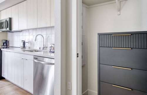 Downtown Berkeley Apartamento | Rad Berkeley Studio w/ W/D & Coworking, walkable to BART, by Blueground