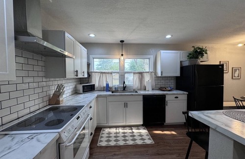 Wichita Casa | Radian Ranch - 2 Kings, Near Derby - Fenced Yard - Pet Friendly.