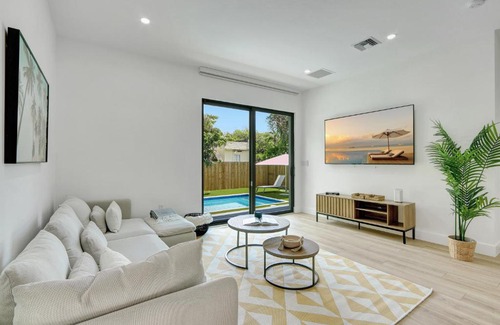 Coral Way Casa | Radiance - Modern Design, Poolside Escape