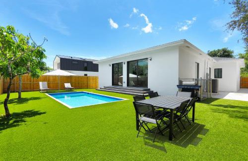 Coral Way Casa | Radiance - Modern Design, Poolside Escape