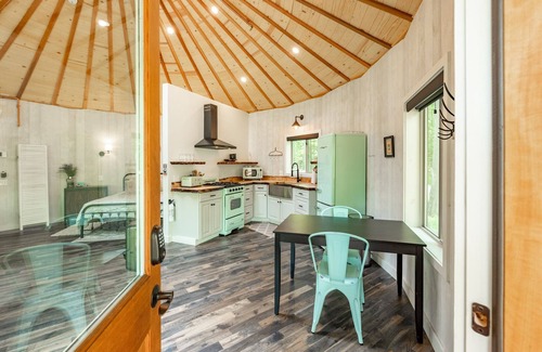 Thayerville Cabina | New! Yellowstone Yurt: Lake Area, Gas Fireplace, Sauna!