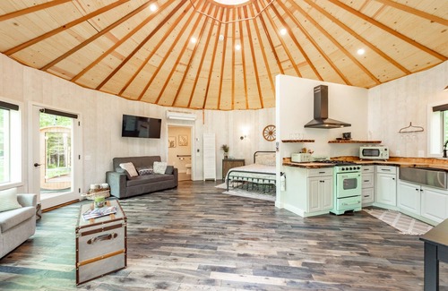 Thayerville Cabina | New! Yellowstone Yurt: Lake Area, Gas Fireplace, Sauna!