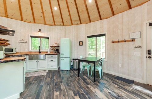 Thayerville Cabina | New! Yellowstone Yurt: Lake Area, Gas Fireplace, Sauna!