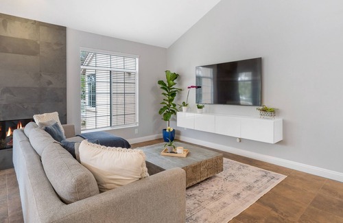 Westside Costa Mesa Casa | Radiant home near the ocean with WiFi, W/D, hot tub and gas grill