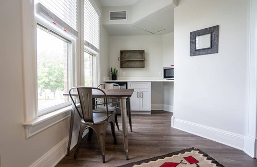 Five Points Apartamento | Radiant Rancher | Beer + Wine | Sleeps 2