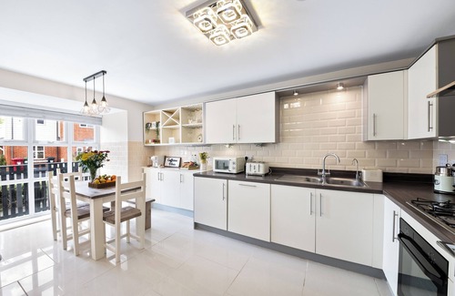 Slough Casa | Radiant Retreat Ideal for LegoLand, Windsor, & LHR
