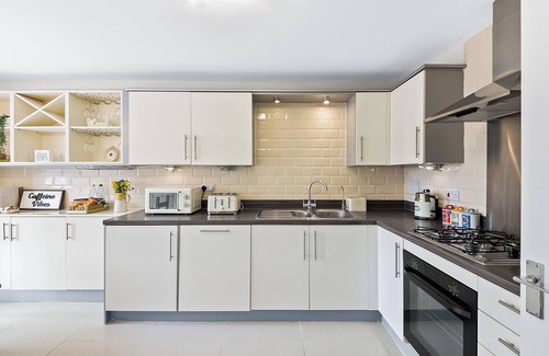 Slough Casa | Radiant Retreat Ideal for LegoLand, Windsor, & LHR