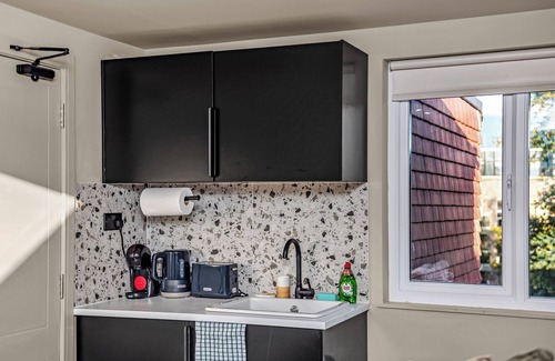 Peckham Apartamento | Radiant Studio Nook with Full Kitchen