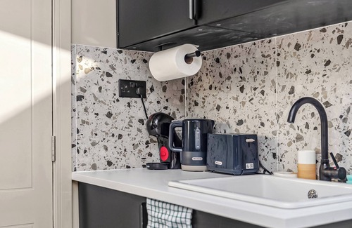 Peckham Apartamento | Radiant Studio Nook with Full Kitchen