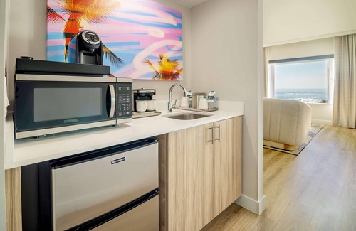 Mid Beach Hotel | Radisson Resort Miami Beach