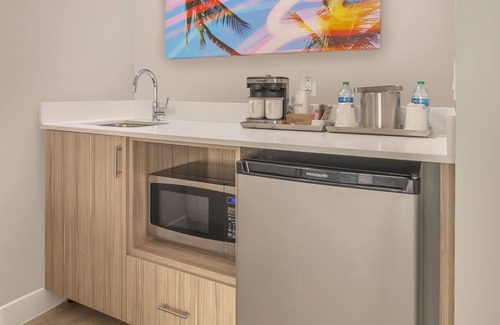 Mid Beach Hotel | Radisson Resort Miami Beach