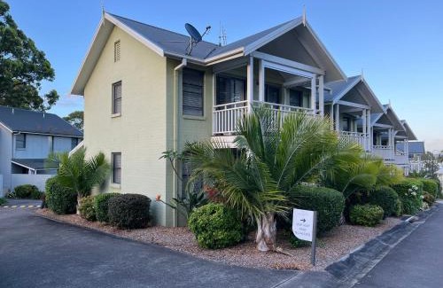 Cams Wharf Casa | Raffertys Resort Lakeside Terrace Plus 5 Star