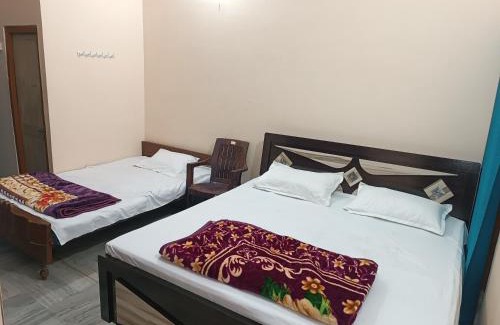 Faizabad Apartamento | RaghuvarDham Delux AC 1 Double Bed, 1 Single Bed Room
