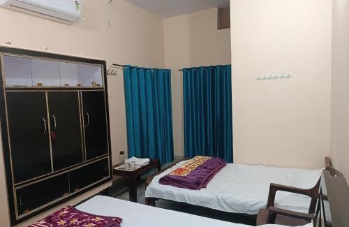 Faizabad Apartamento | RaghuvarDham Delux AC 1 Double Bed, 1 Single Bed Room