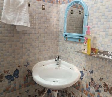 Faizabad Apartamento | RaghuvarDham Delux AC 1 Double Bed, 1 Single Bed Room