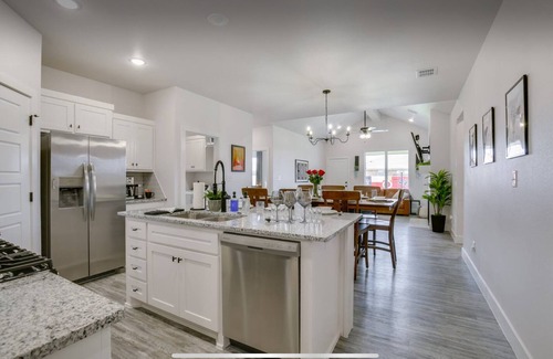 Lubbock Complejo | Raider Resort ~ Hot Tub, Arcade, and Luxury for 14 Guests in Red Raider Land