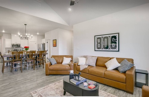 Lubbock Complejo | Raider Resort ~ Hot Tub, Arcade, and Luxury for 14 Guests in Red Raider Land