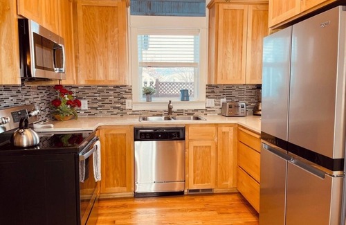 Siskiyou-Hargadine Historic District Cabaña | Railroad District, steps to downtown, everything you need to enjoy Ashland!