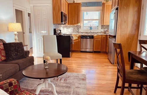 Siskiyou-Hargadine Historic District Cabaña | Railroad District, steps to downtown, everything you need to enjoy Ashland!