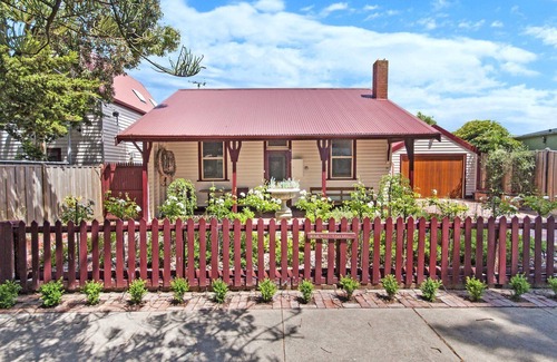 Port Fairy Cabaña | Railway Cottage - propiedad histórica renovada con estilo al otro lado de la carretera desde el río Moyne