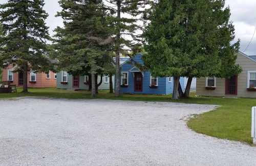 Cedarville Cabina | Rainbow Cabins (Blue Cabin #2)