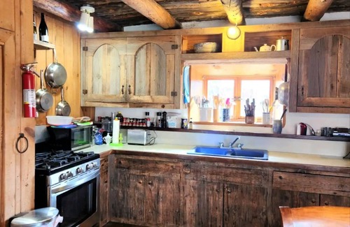 El Prado Casa | Rainbow Casita - A Classic Taos Adobe Home