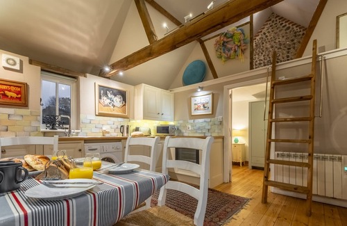 Roughton Apartamento | Rainbow cottage is a beautiful semi-detached barn conversion which retains all its original characte