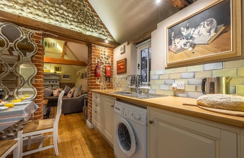 Roughton Apartamento | Rainbow cottage is a beautiful semi-detached barn conversion which retains all its original characte