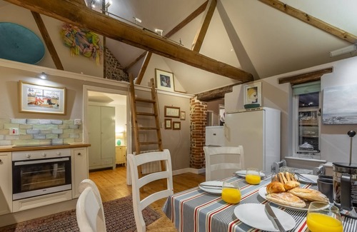 Roughton Apartamento | Rainbow cottage is a beautiful semi-detached barn conversion which retains all its original characte