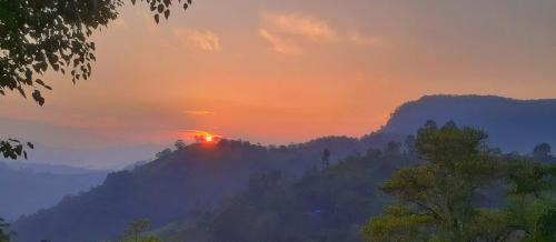 Ella Casa | Rainbow Sky Cottage