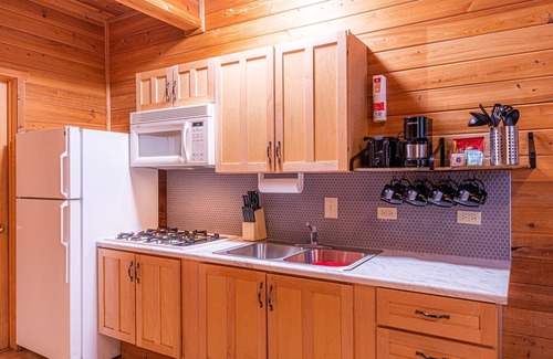 Christopher Creek Cabina | Rainbow Trout Cabin quick drive to fishing lakes, backs forest, kitchen heat+AC