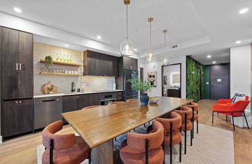 Waller Creek District Condominio | Rainey St. Penthouse - Luxe Design & Skyline Views