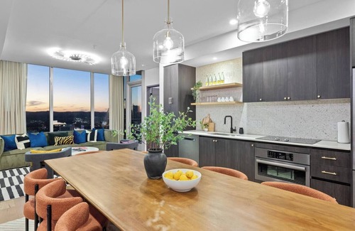 Waller Creek District Condominio | Rainey St. Penthouse - Luxe Design & Skyline Views